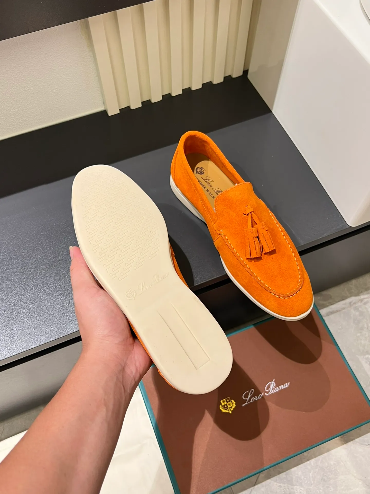 Men's shoes 💰p360 "Loro men's shoes 💰pian'*" Classic L men's shoes for couples 💰p Top version British flat loafers, a must-have item in old money style, the minimalist design is eye-catching and durable, a plus point for dressing The soft foot feel and texture are outstanding. They don’t scratch your feet and are very nice. They are matched with soft and waxy soles. They can be worn daily for a long time without getting tired. They are easy to wear, versatile and classic items, with perfect foot feel and texture! Imported cashmere fabric, the lining is made of imported A-grade water-dyed cow lining, the top version of the genuine leather midsole is sewn with pure handmade mark thread! Size: Female 35-40 (34. Customized) Male 38-44 (45.46. Customized)